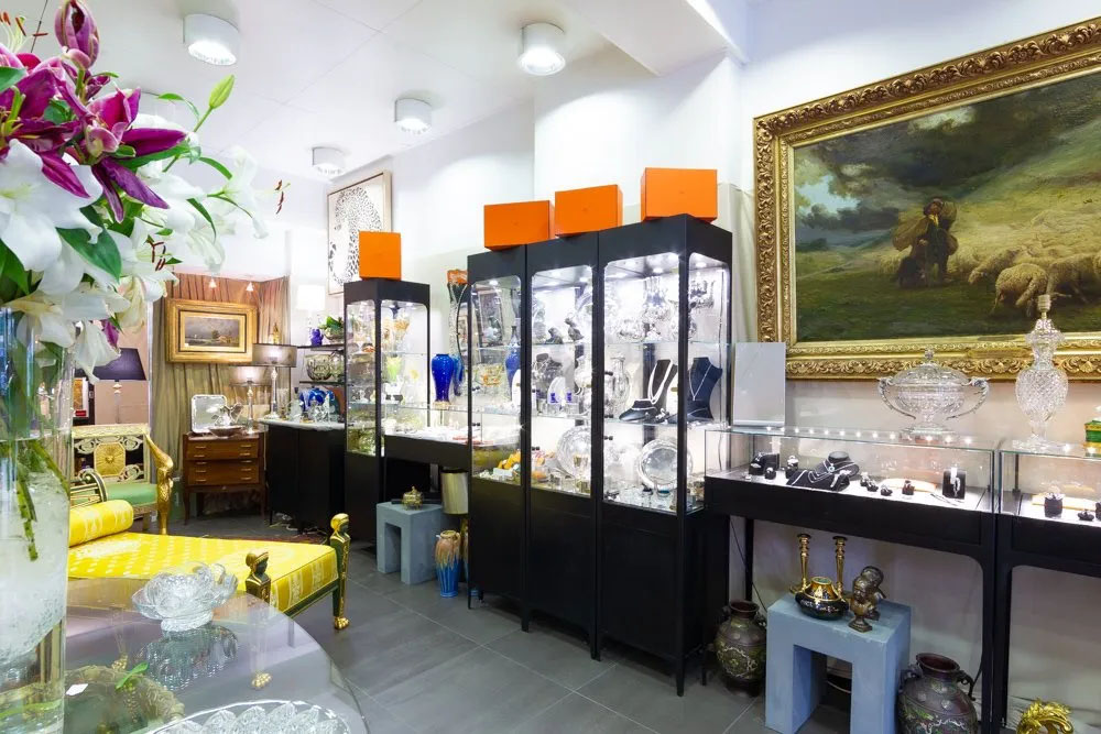 Antiquaire, gemmologue et décorateur